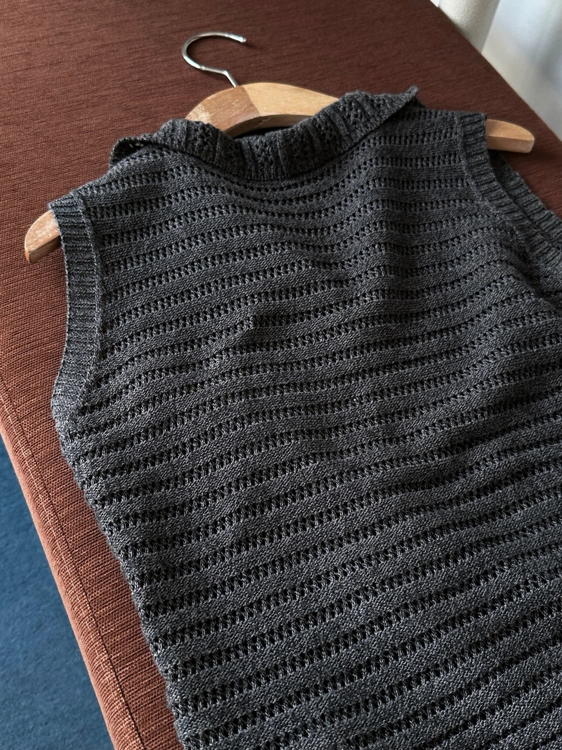 Loose gauge knit fabric sleeveles top 상품이미지5