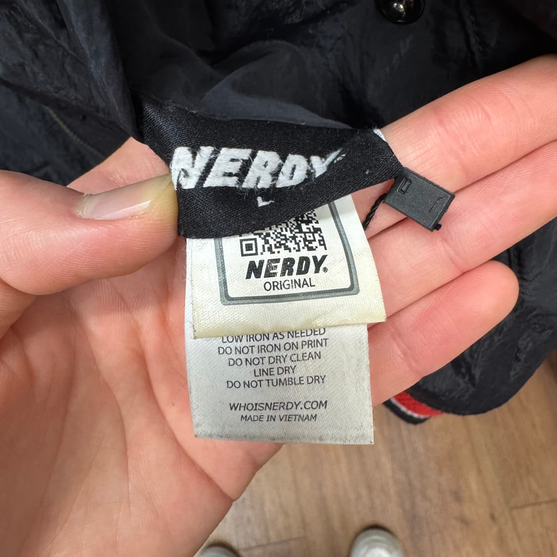 널디 리버시블 봄버 바시티자켓 후면 프린팅 포인트 레드 블랙 상품이미지10