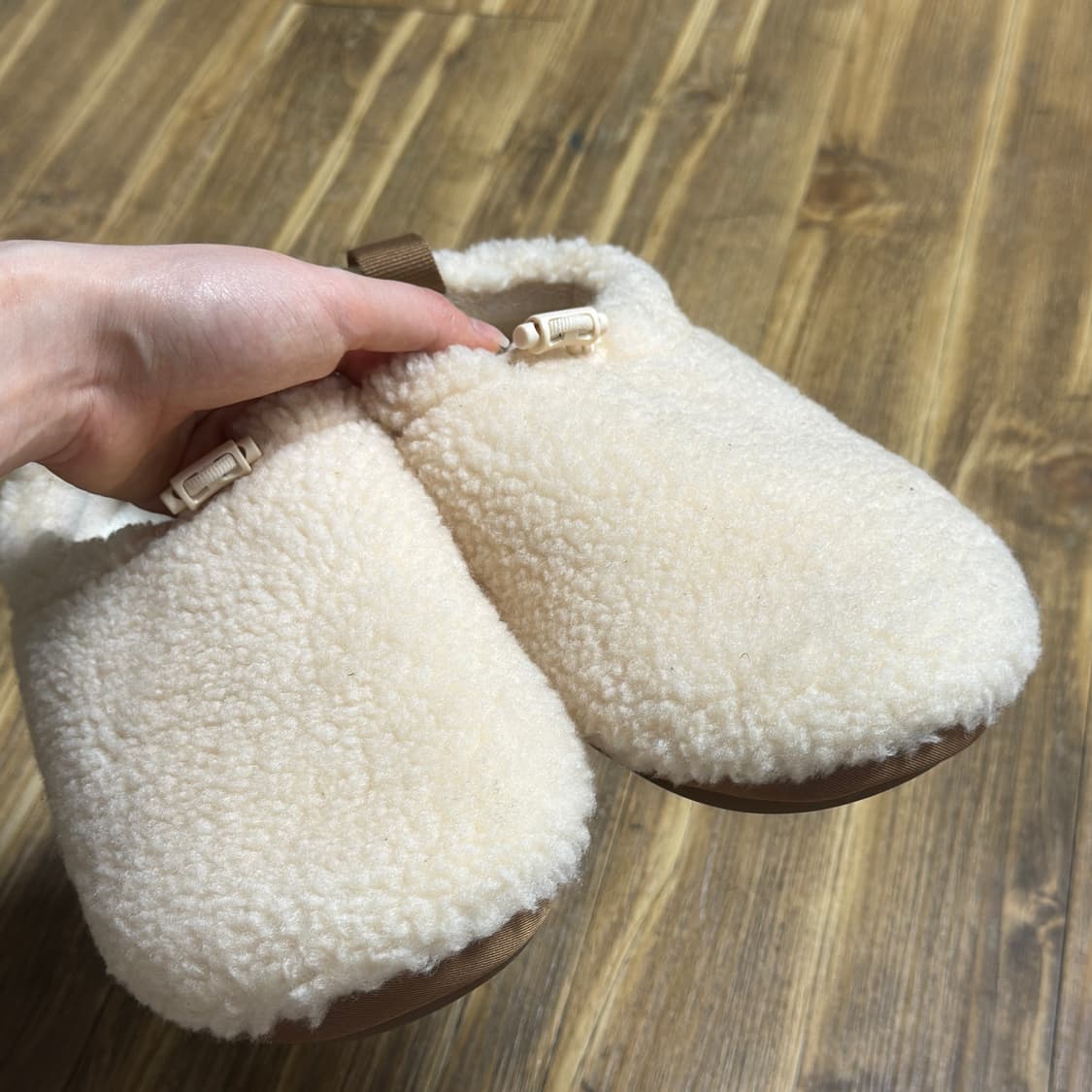 UGG 어그 플러시 뽀글이 슬리퍼 상품이미지4