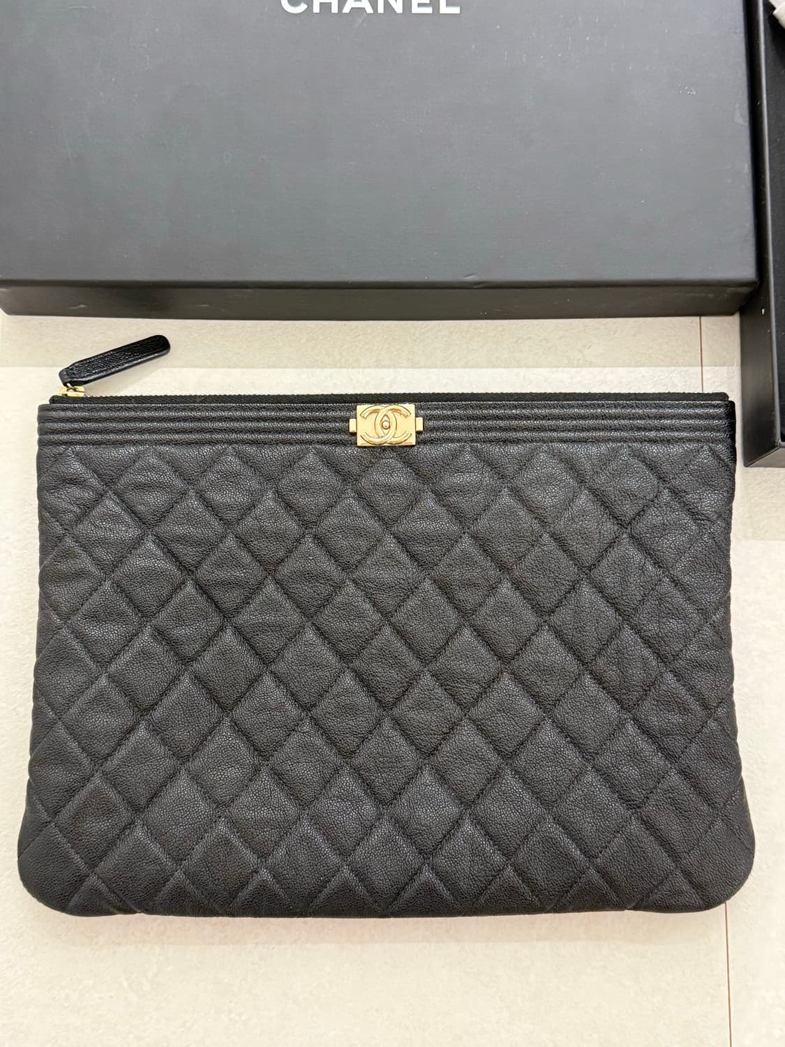 샤넬 보이 캐비어 금장 블랙 미디움 상품이미지2