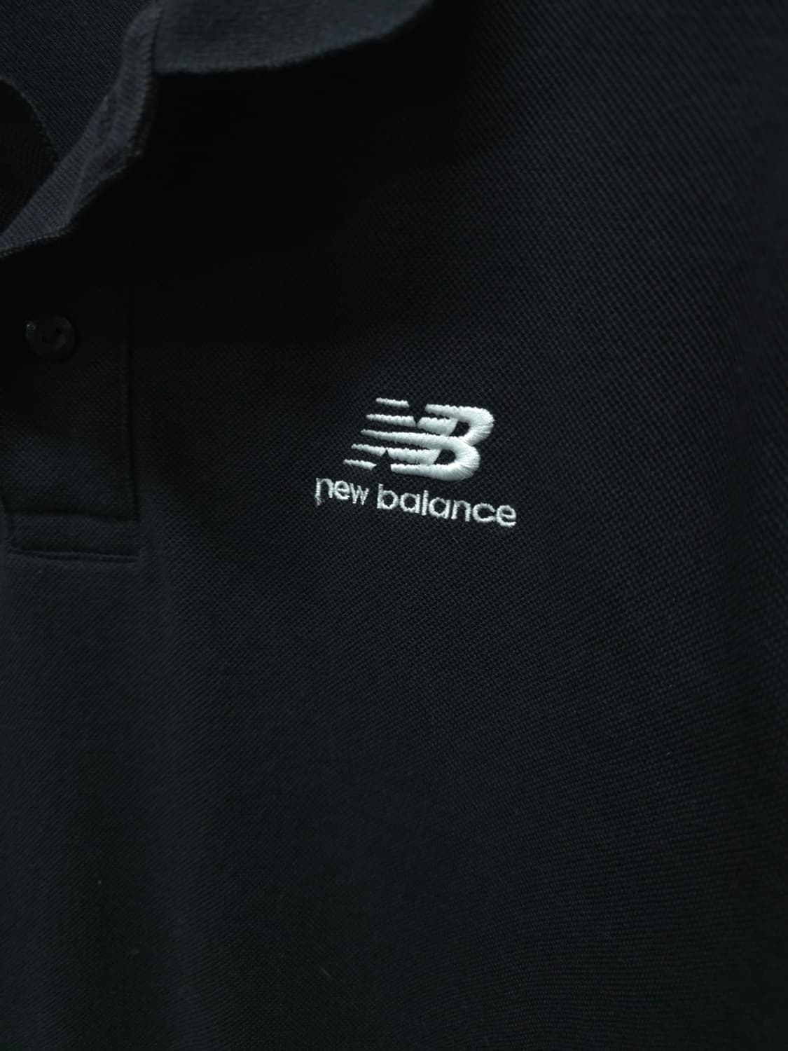 뉴발란스 여성 가슴 자수 로고 반팔 카라티 블랙(66) 상품이미지3