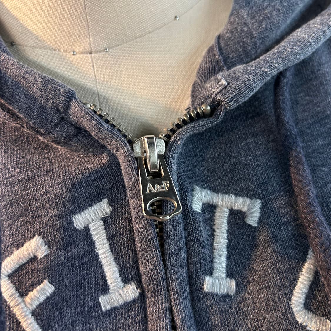 Abecrombie Grey Zip-Up Hoodie 상품이미지4