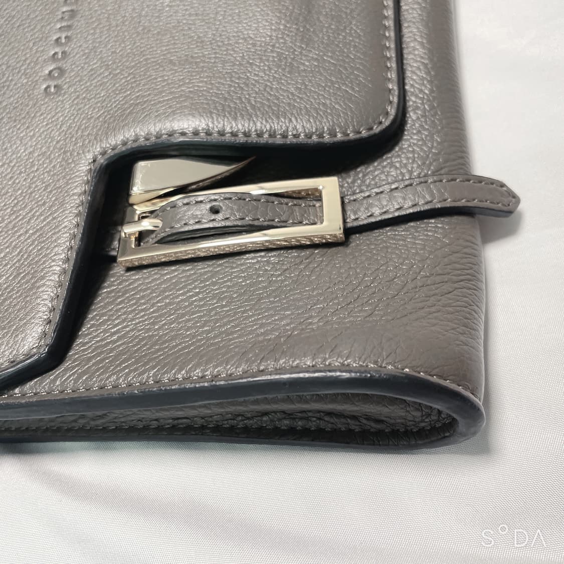 코치넬레 가죽 크로스백 연브라운 상품이미지3