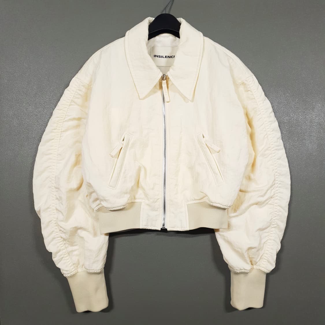 여성 S) 인사일런스 셔링 크롭 봄버 나일론 컴포템프 자켓 크림 상품이미지2