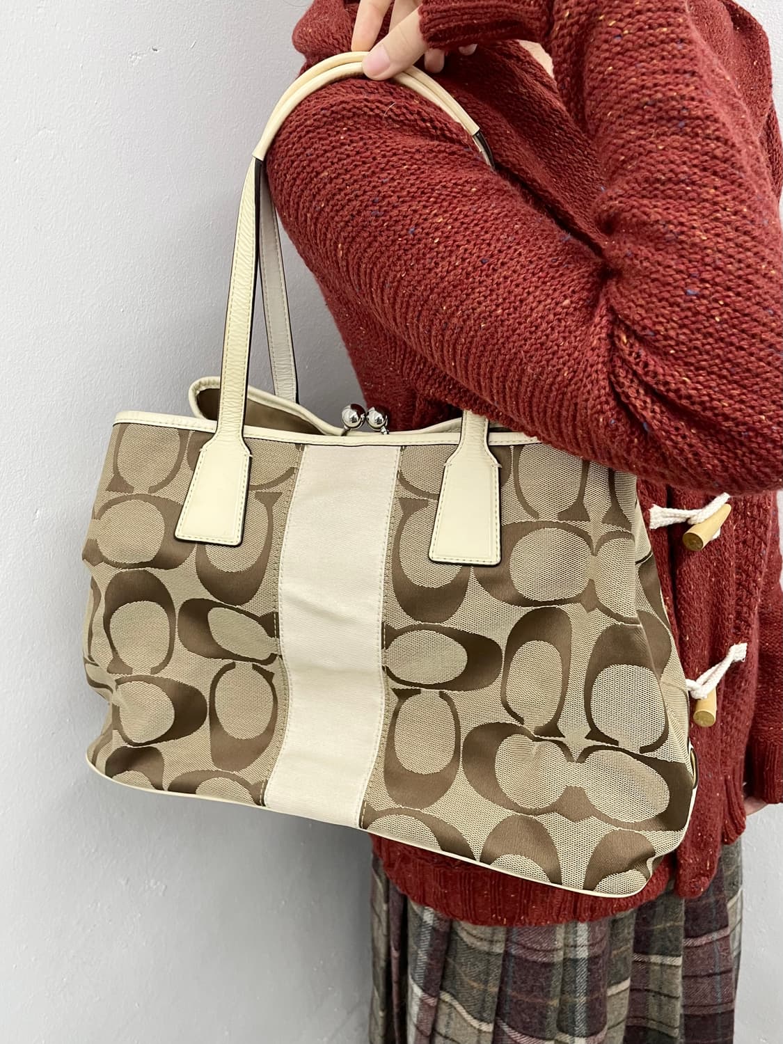 코치 자카드 시그니처 숄더백  상품이미지1