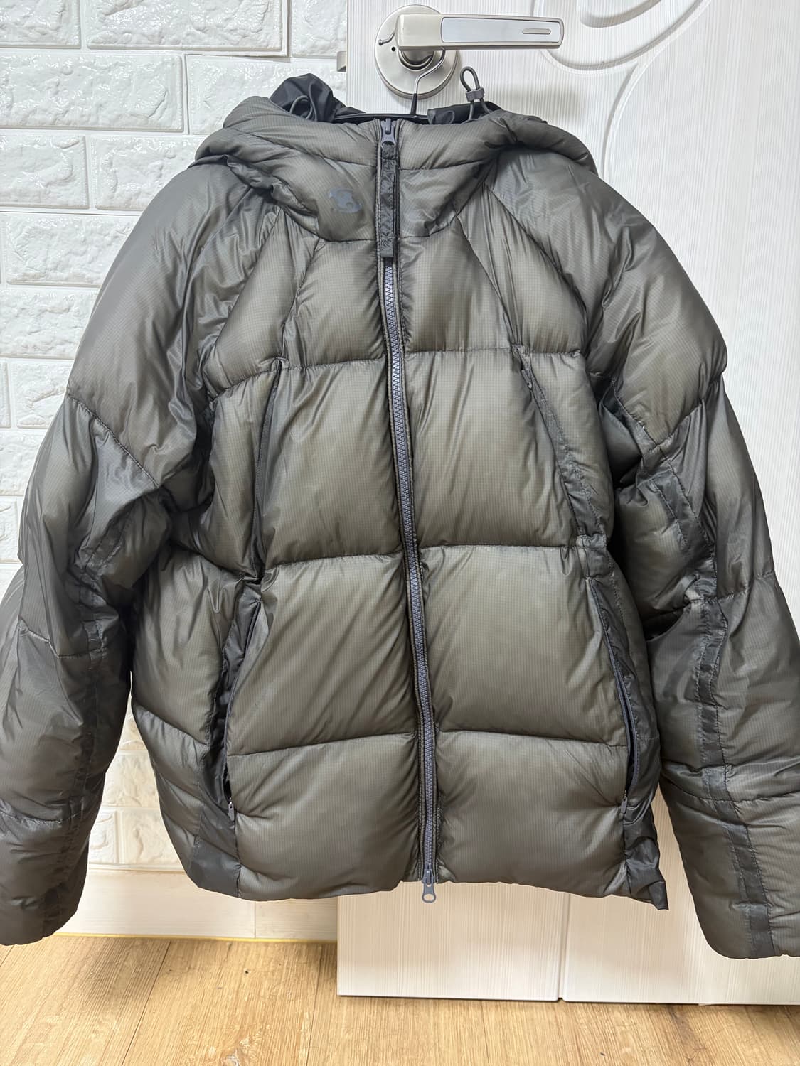 산산기어 셰이드 푸퍼 자켓 차콜 - 25FW 상품이미지1