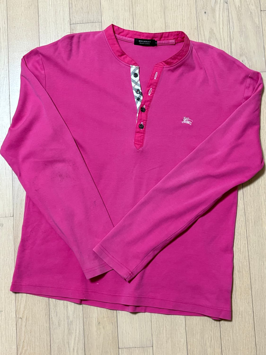 빈티지) 버버리 블랙라벨 핫핑크 단추 티셔츠 상품이미지1