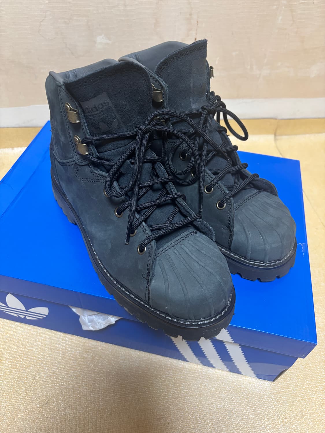 아디다스 슈퍼스타 부츠 블랙 판매합니다! 상품이미지2