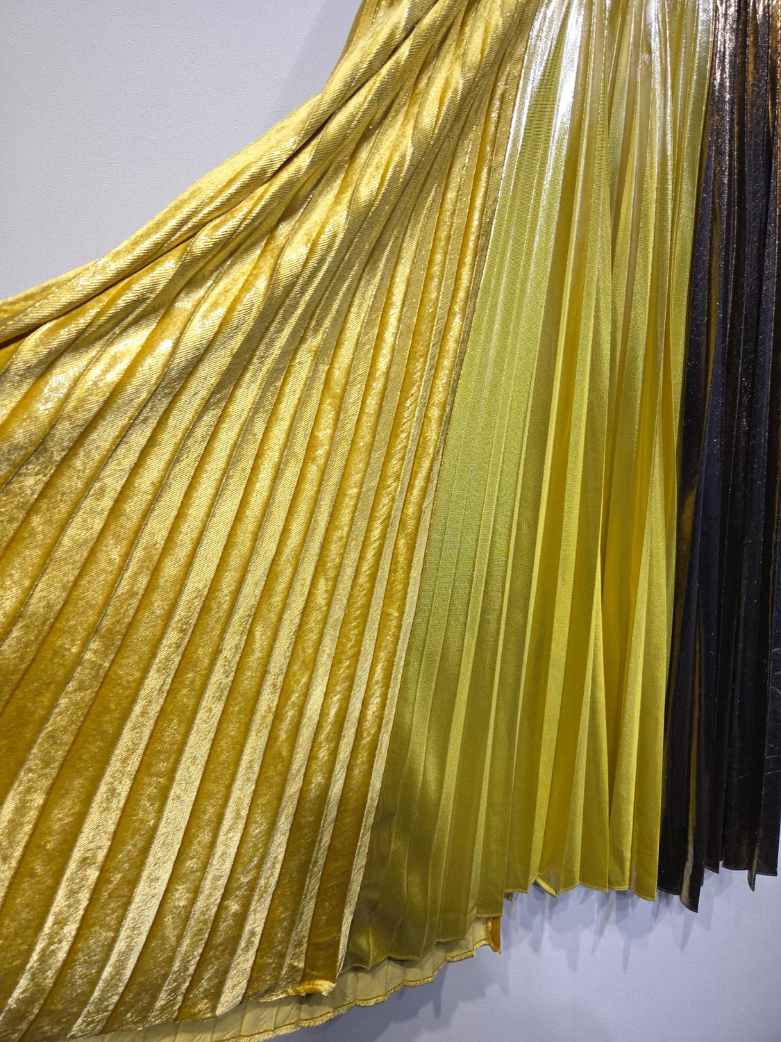 럭키슈에뜨(LUCKY CHOUETTE) 메탈릭 컬러블록 플리츠 스커트 상품이미지3