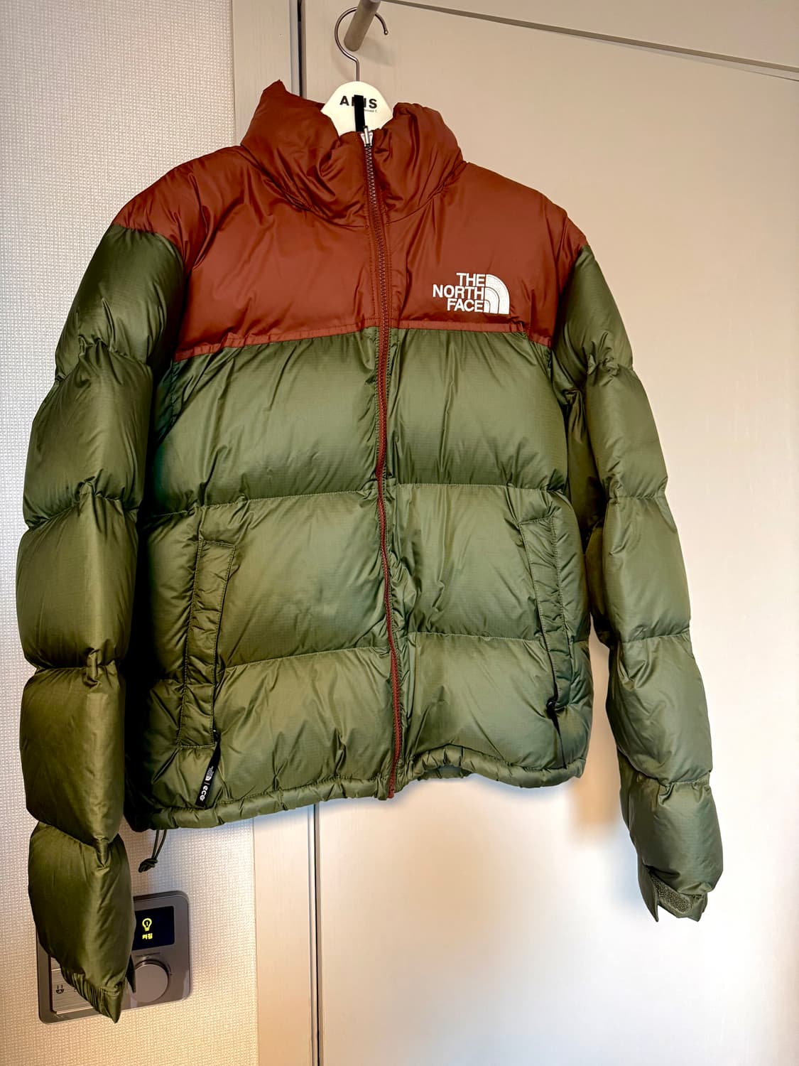 노스페이스 1996 눕시 다크카키 패딩 (새상품급) 상품이미지1