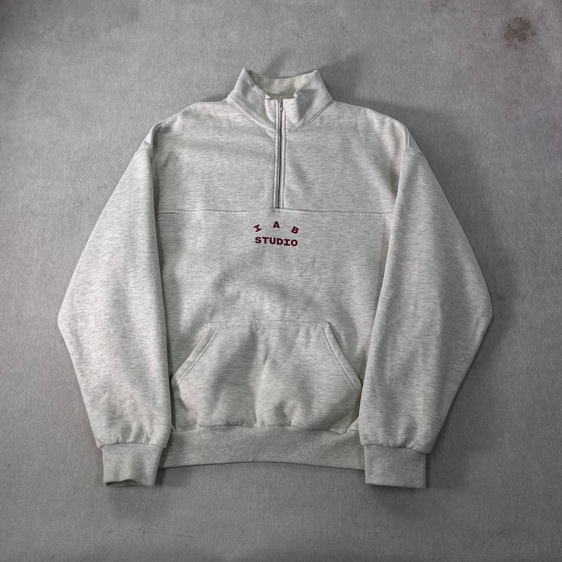 110 아이앱 스튜디오 오트밀 버건디 반집업 맨투맨 상품이미지2