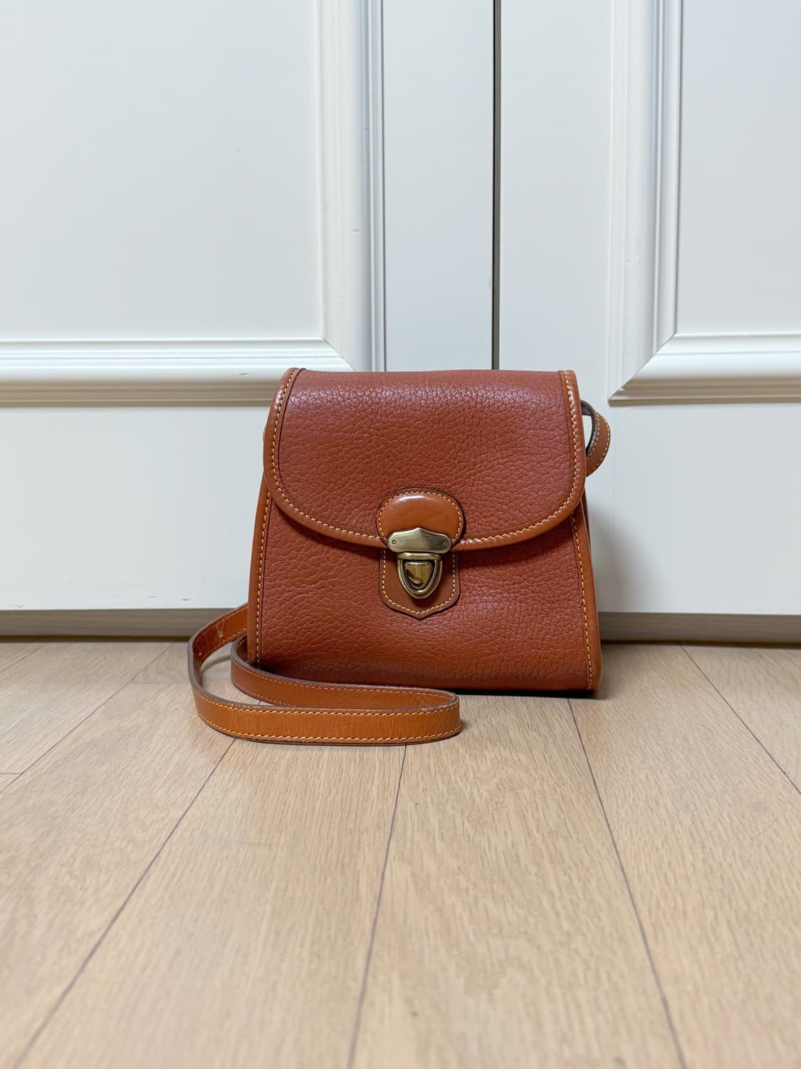 두니앤버크 빈티지 가죽 크로스백 상품이미지1