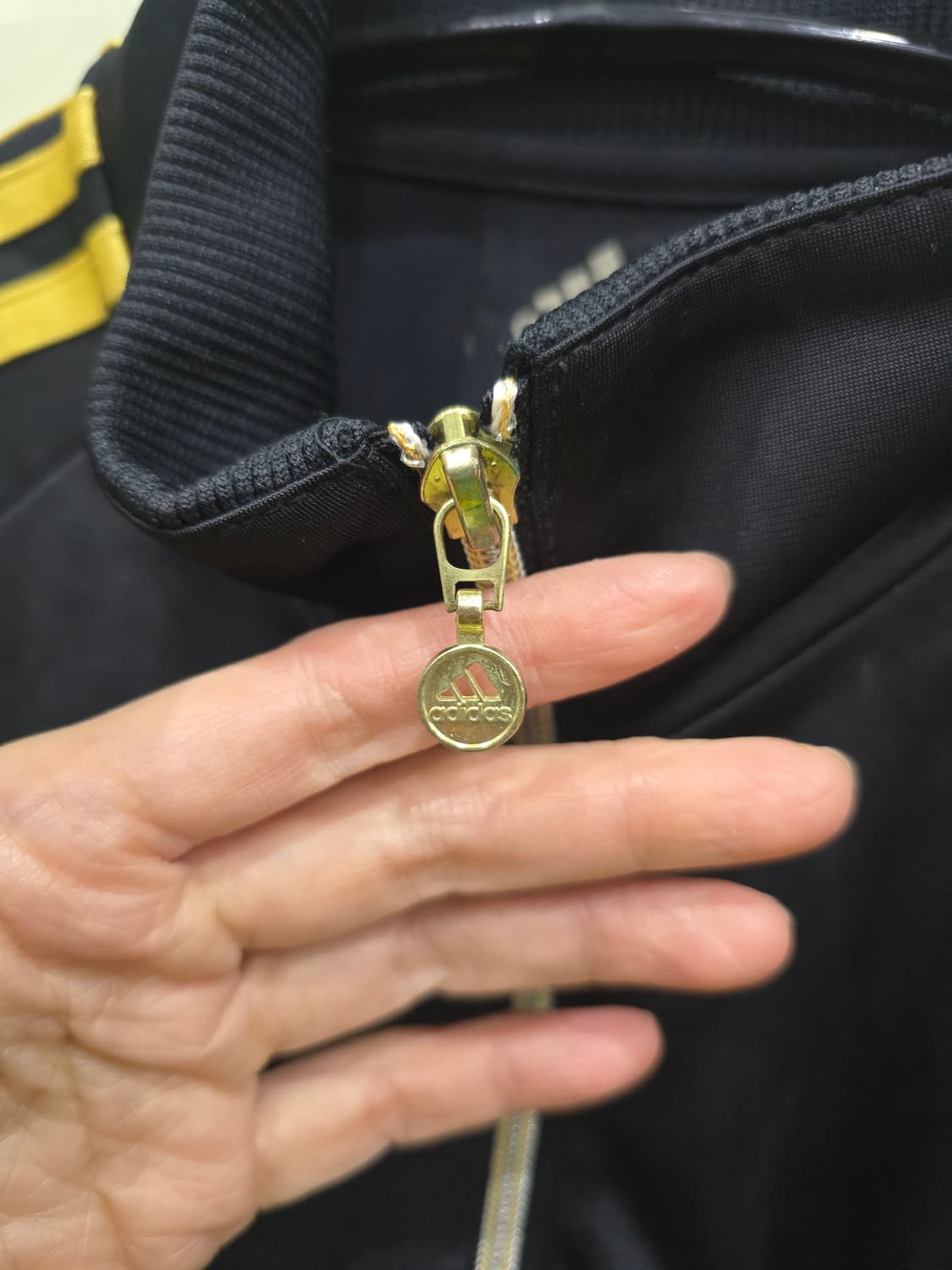 아디다스 블랙/골드 삼선 트랙탑 상품이미지5