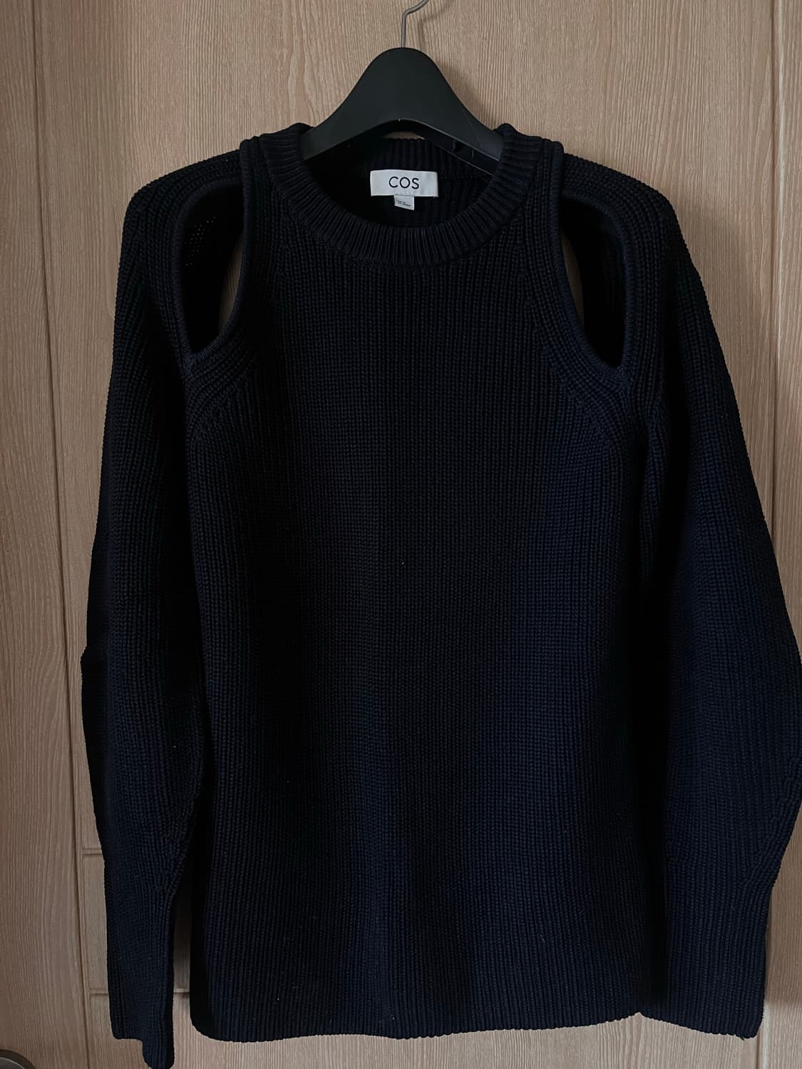 COS 니티드 컷아웃 니트 블랙 xs 상품이미지4