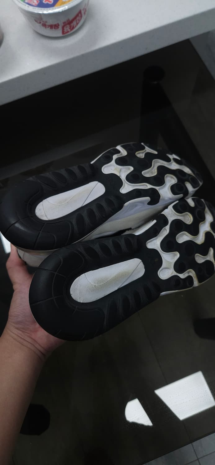 나이키 에어맥스270 리액트

화이트 285 상품이미지8