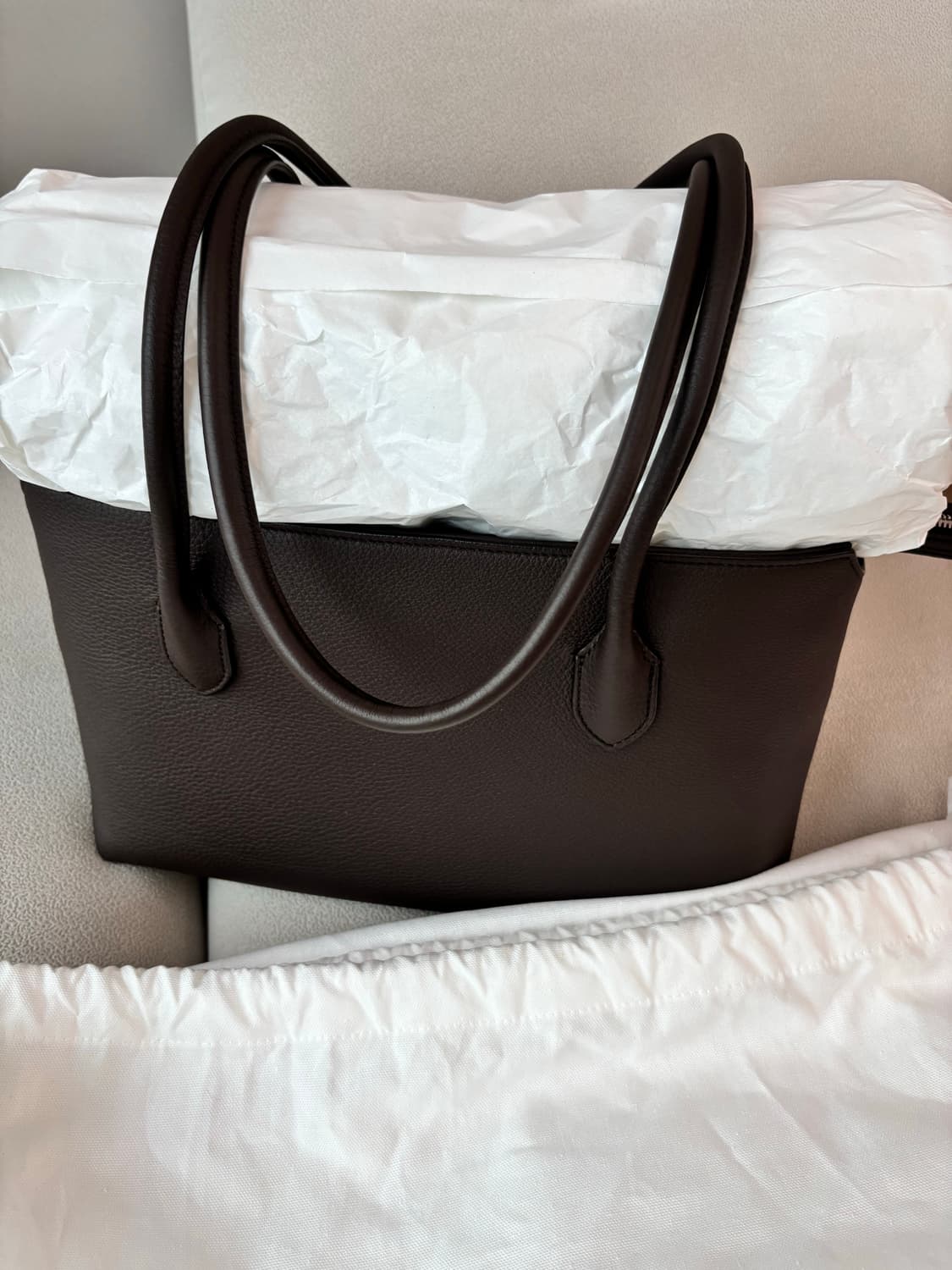 더로우 테라스백 딥브라운 상품이미지5