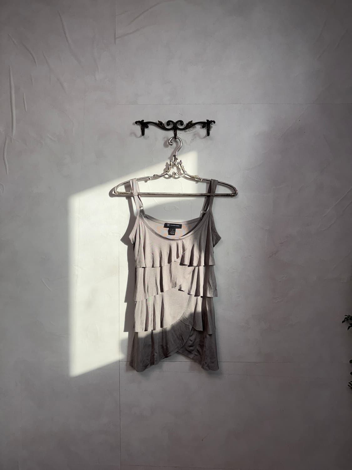 Gray satin ruffle layered sleeveless  상품이미지2