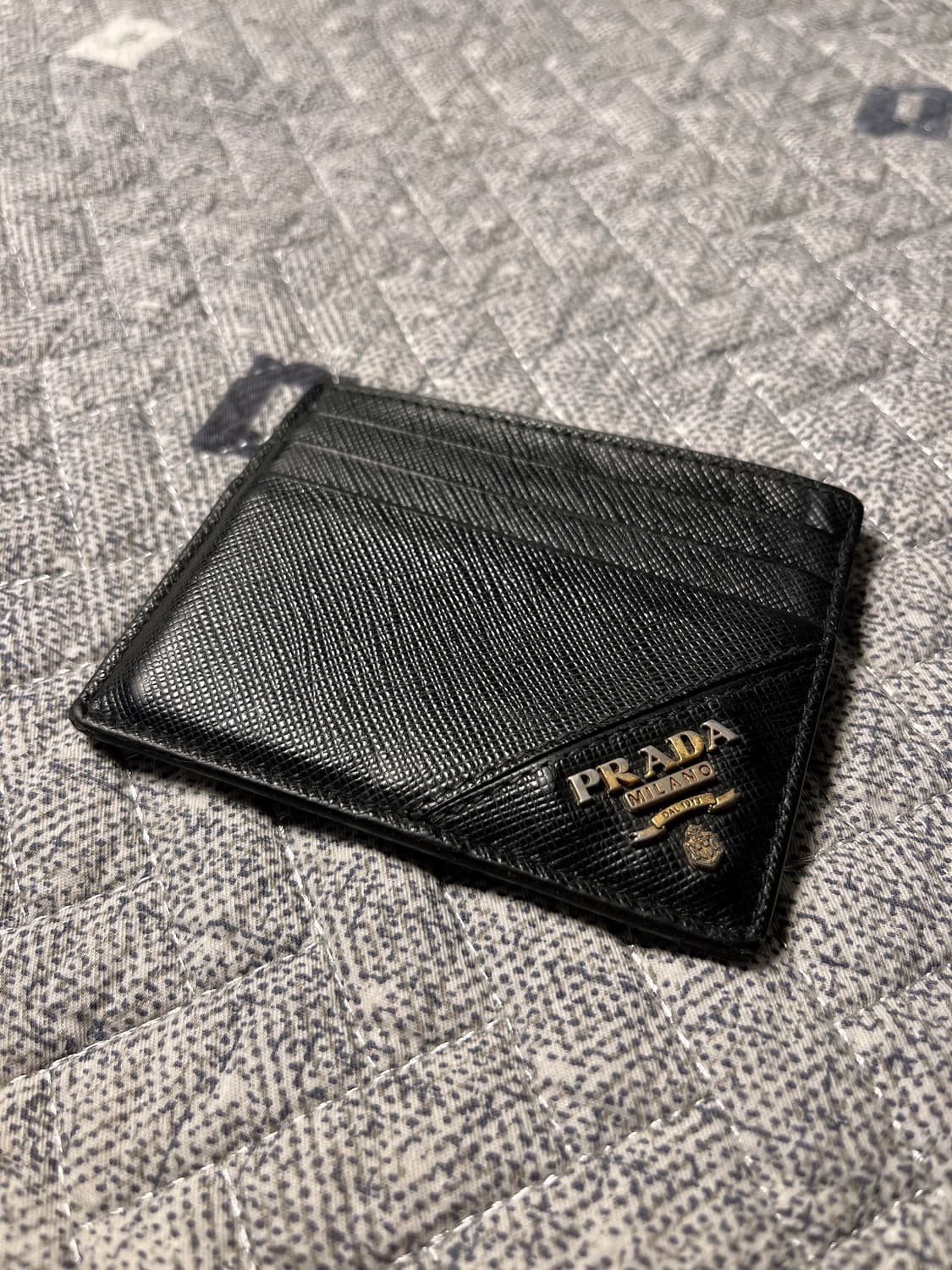 프라다 사파이노 메탈로고 카프스킨 카드홀더 블랙 상품이미지1