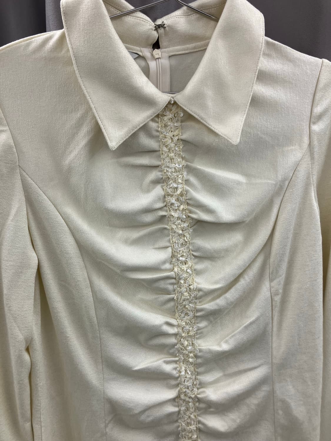 버터컬러 앞셔링 블라우스 상품이미지2