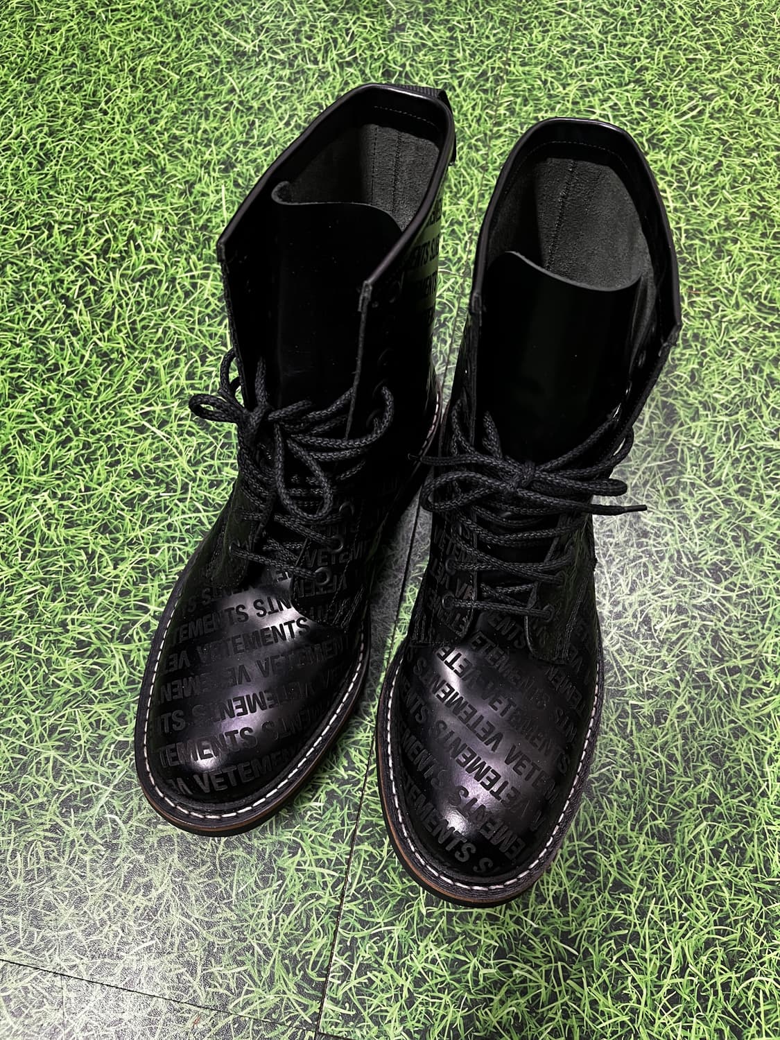 베트멍 x 처치스 음각 레터링 패턴 부츠 구두 상품이미지3