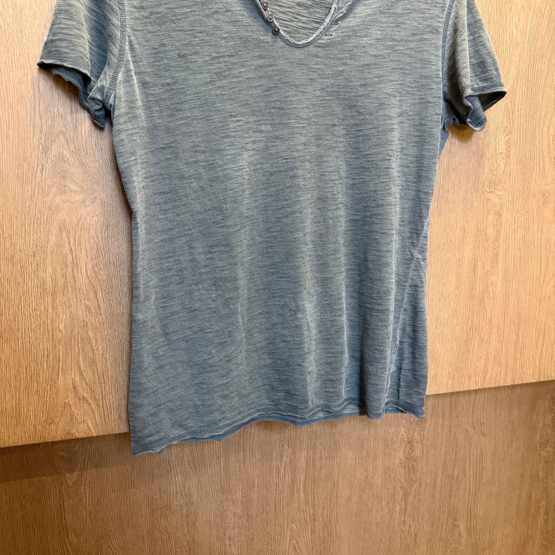 빈티지 헨리넥 코튼 반팔 티셔츠 넥 버튼 디테일 차콜 그레이 상품이미지4