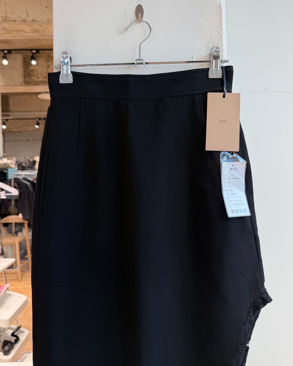 n21 블랙 사이드 컷아웃 미디스커트  상품이미지3