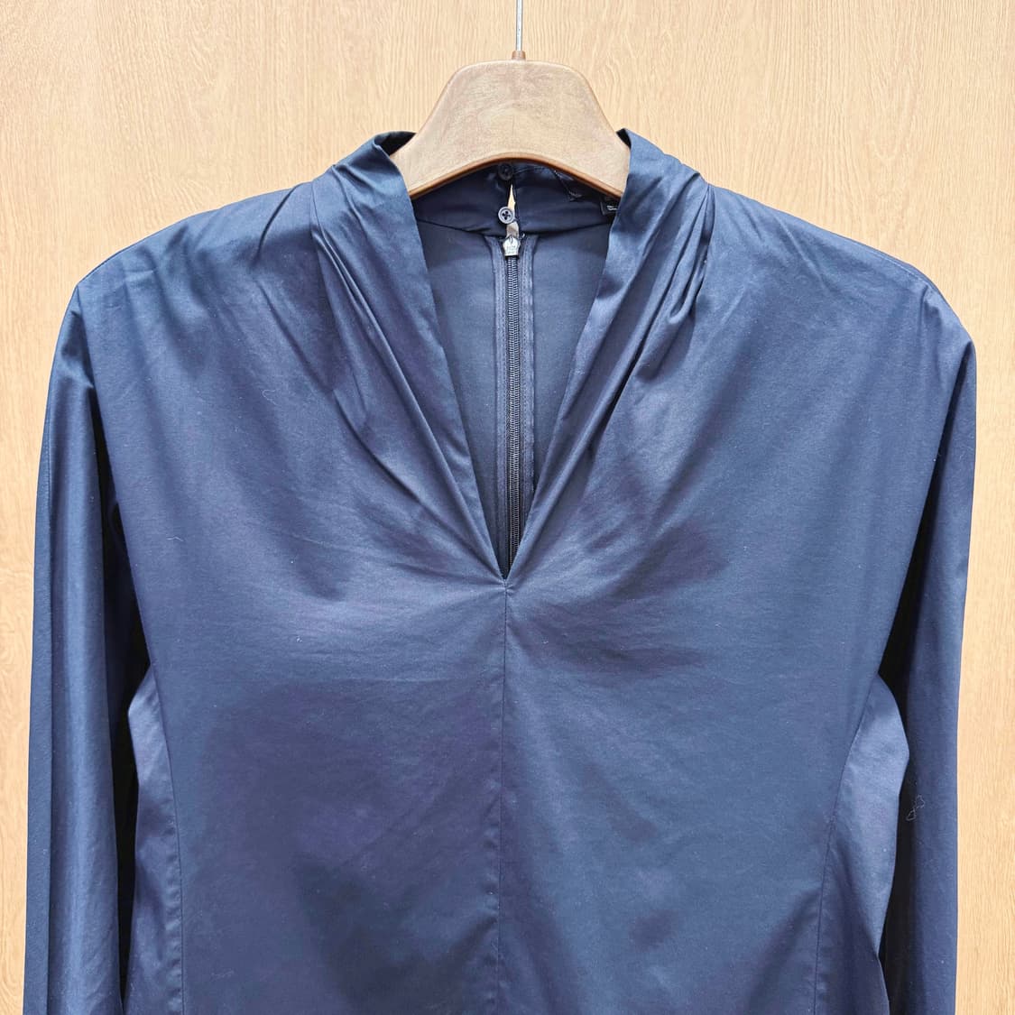 코스 미니멀 드레이프 넥 긴팔 블라우스 백지퍼 디테일 네이비 상품이미지4