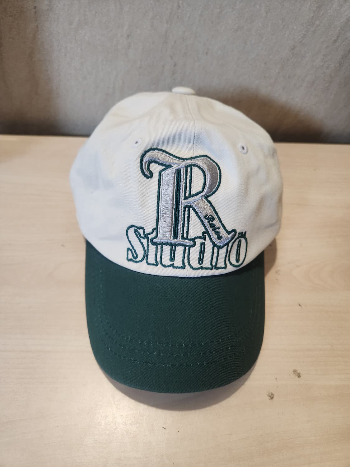 RAIVE 스튜디오 로고 볼캡 🧢 화이트✕그린 빈티지 무드 상품이미지1