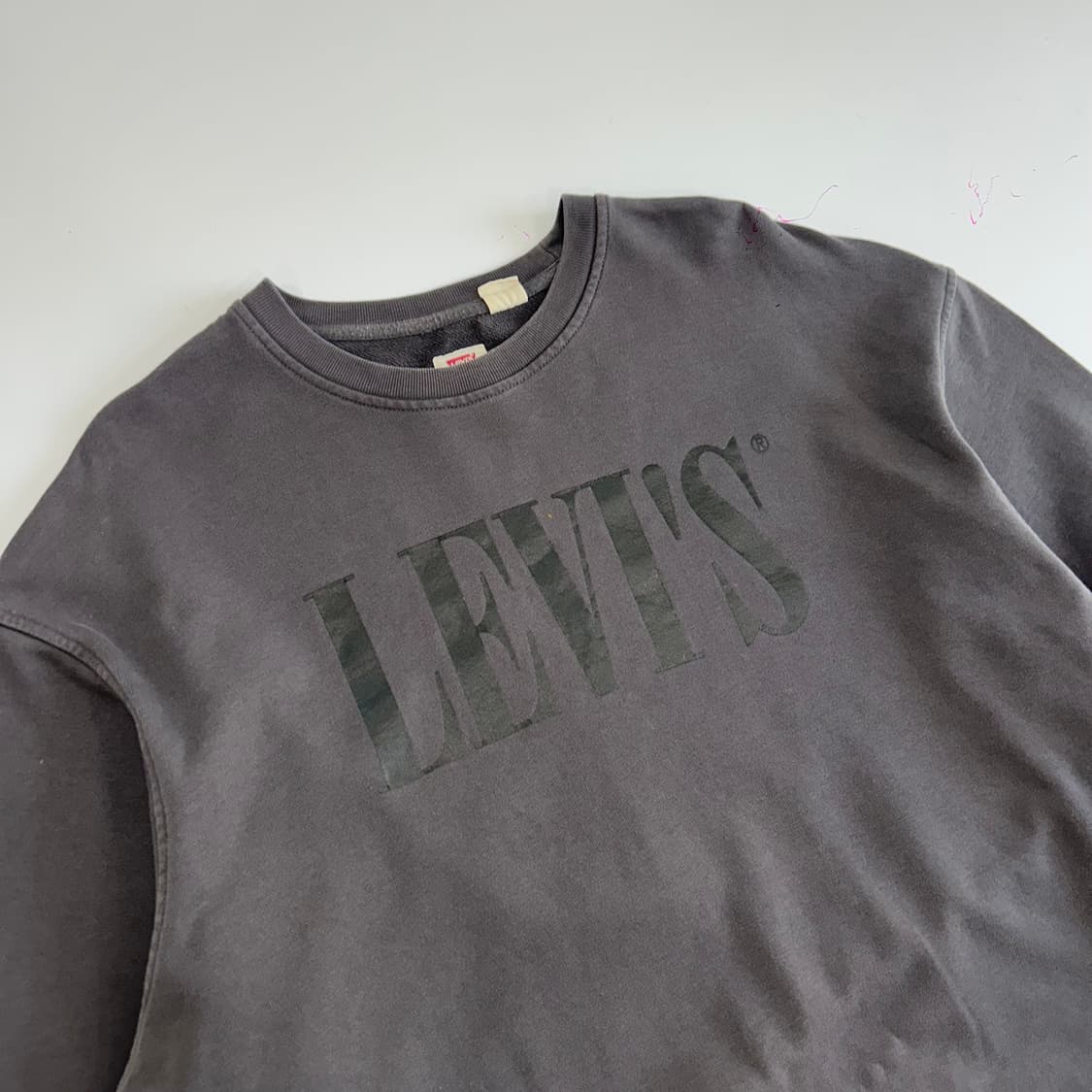 Levis 리바이스 스펠아웃로고 차콜 맨투맨 상품이미지4