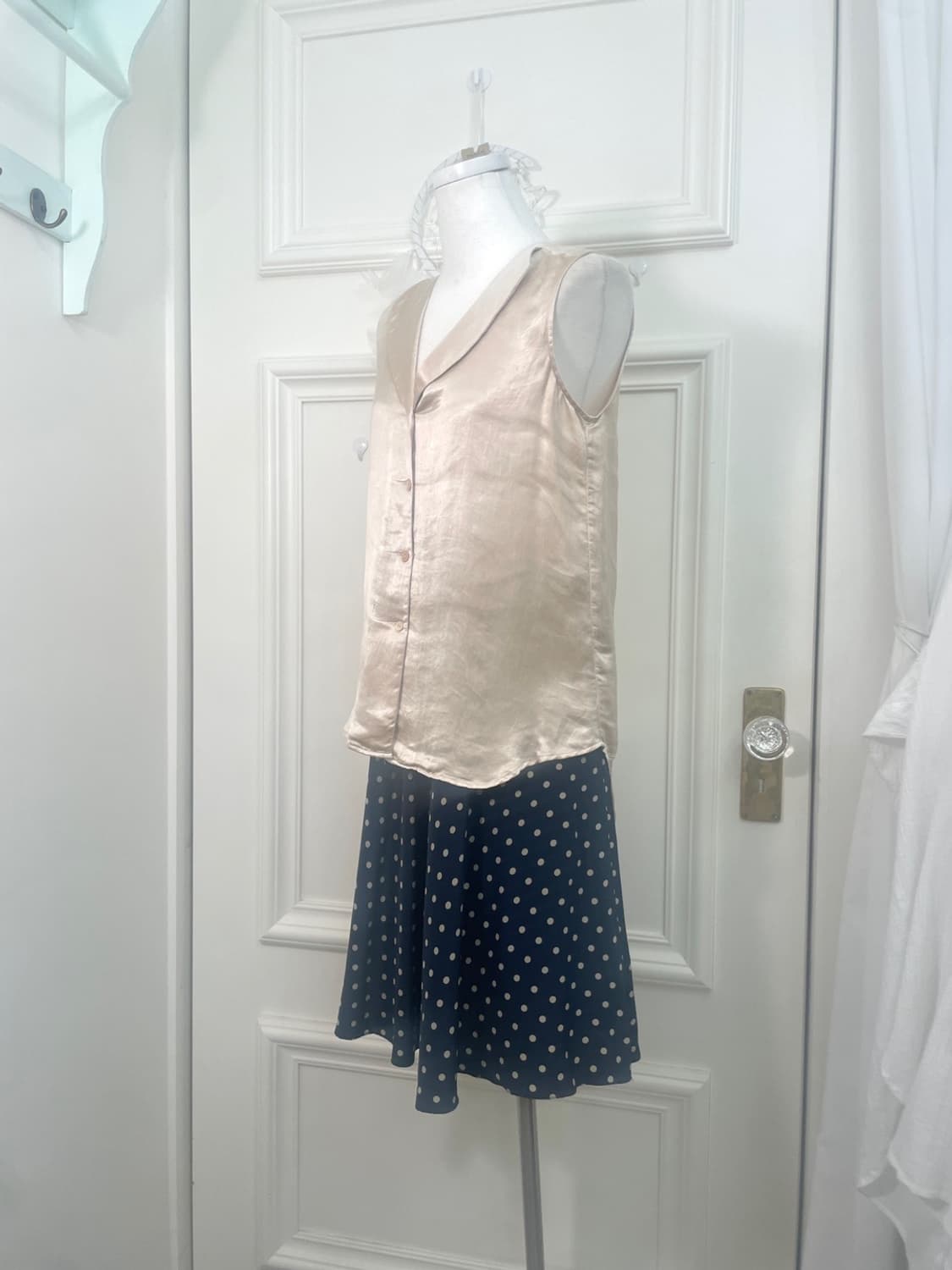 THEORY beige satin sleeveless blouse 상품이미지2