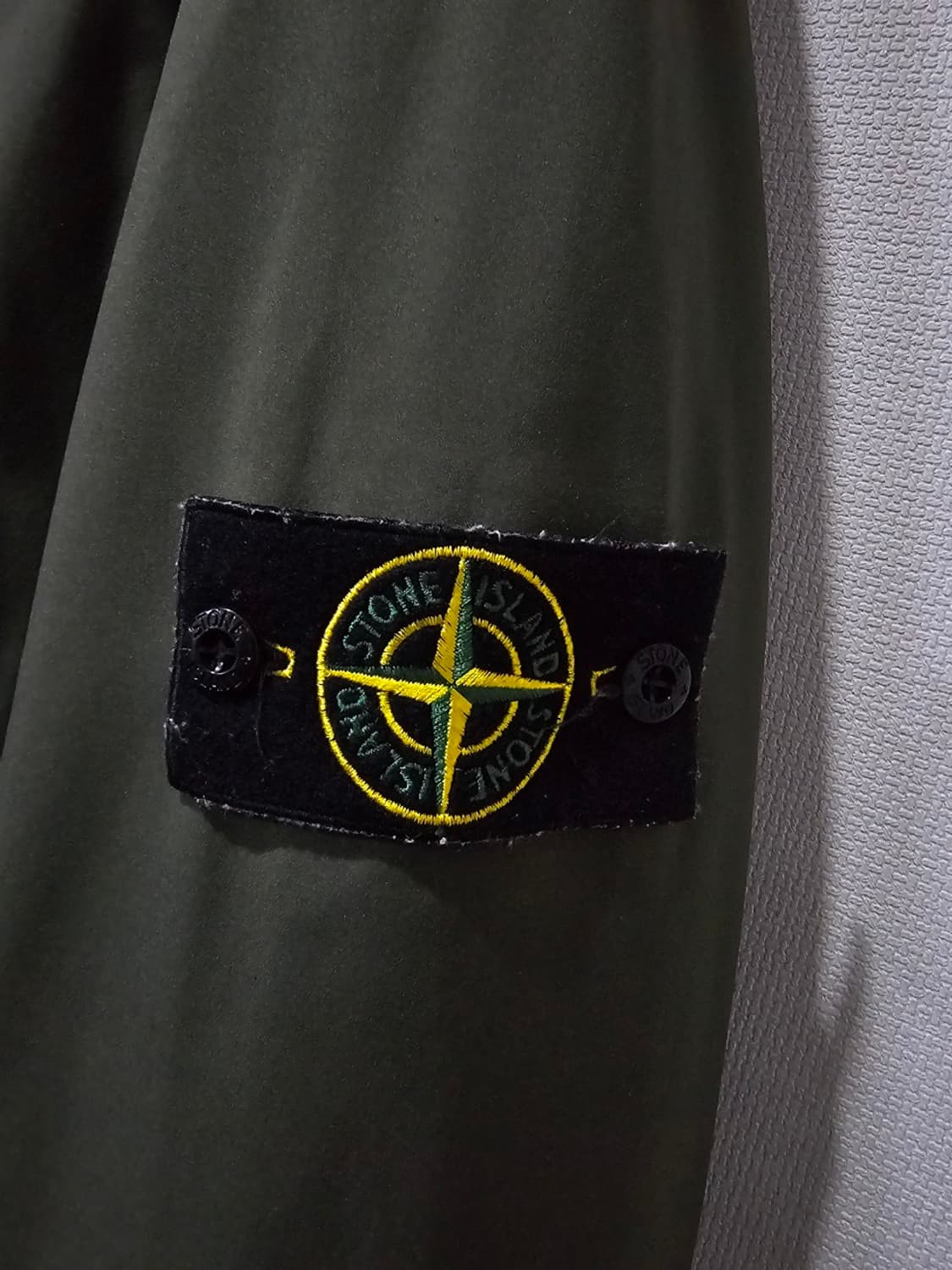 정품 20FW 스톤아일랜드 소프트쉘 카키 와펜 후드 자켓 100 / L 상품이미지3