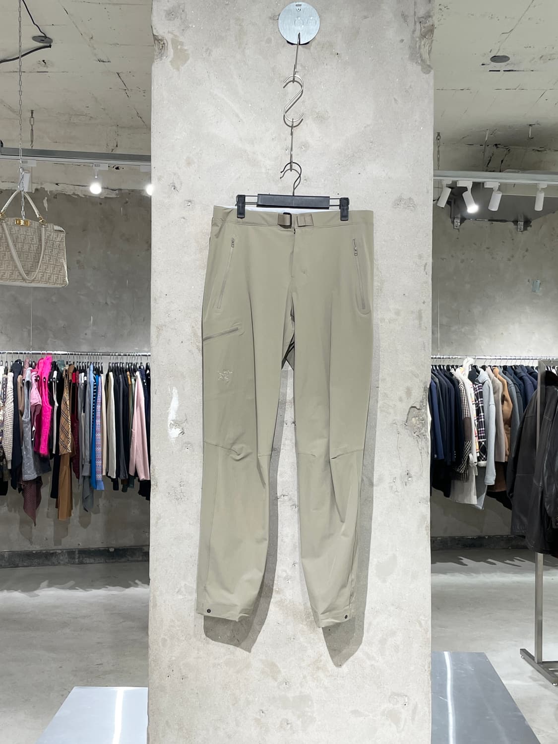 아크테릭스 우먼즈 라이트 베이지 감마 LT 나일론 팬츠 상품이미지1