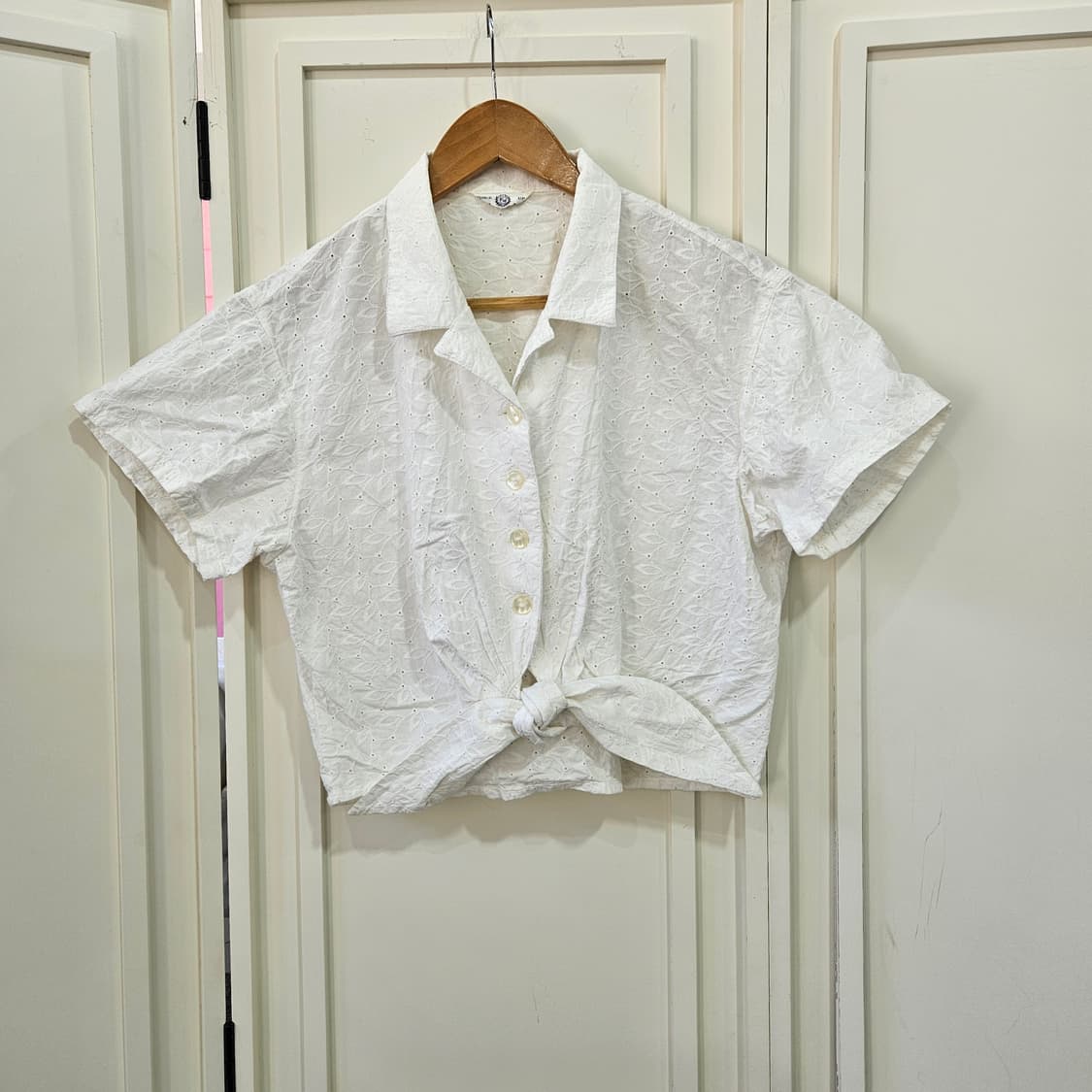 펀칭 크롭 반팔 블라우스 화이트 상품이미지1