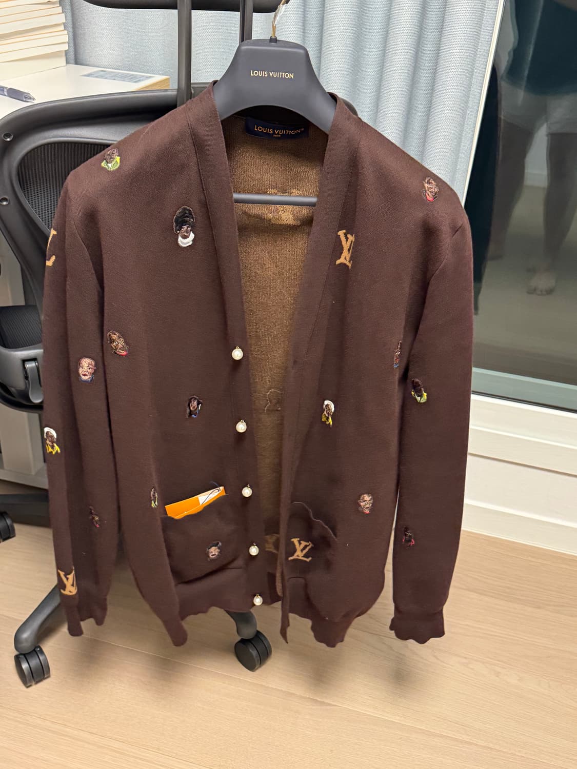 루이비통 퍼렐 펄 버튼 가디건 4L 상품이미지1