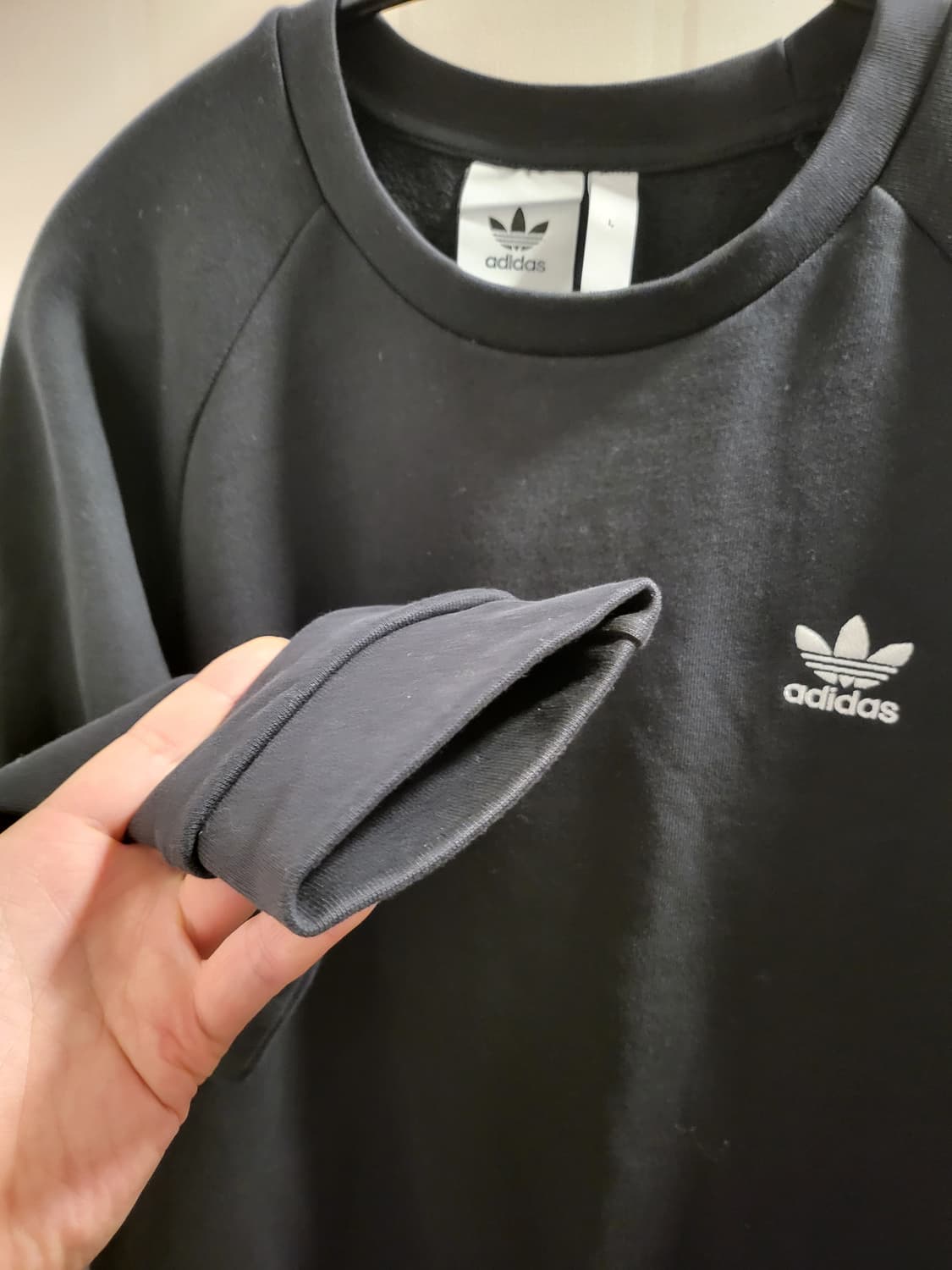 [L]아디다스 에센셜 크루 블랙 맨투맨 상품이미지3