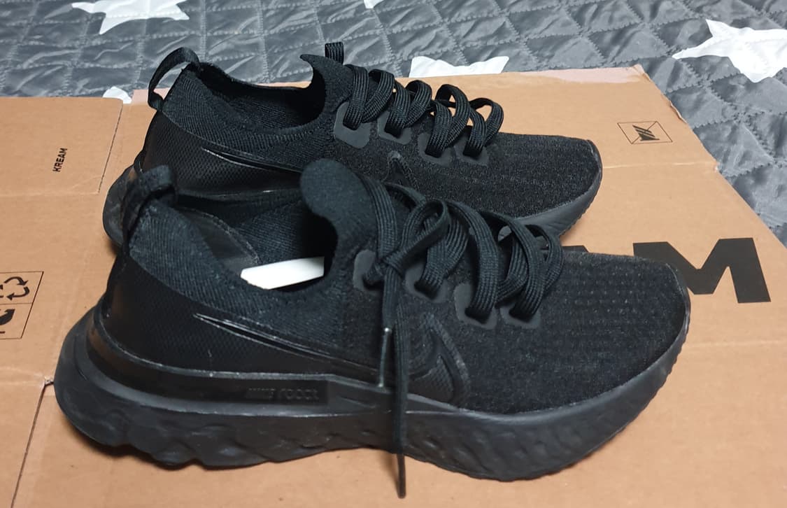 나이키 리액트 인피니티 런 플라이니트 런닝화 올블랙 (235) 상품이미지2