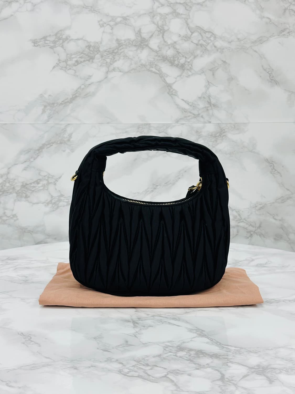 [새상품급/풀구성] 미우미우 완더 마틀라세 사틴 미니 호보백 상품이미지3