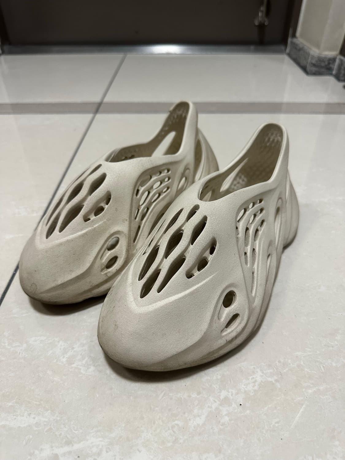 아디다스 이지폼러너 상품이미지1