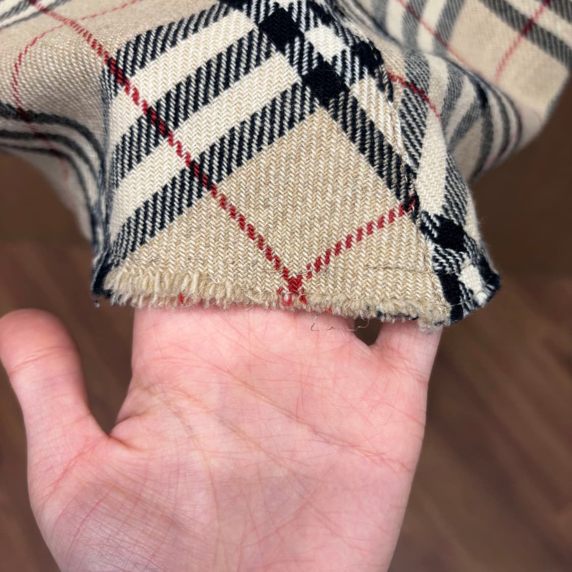 버버리 런던 미디 스커트 노바 체크 패턴 컷오프 마감 디테일 베이지 상품이미지6