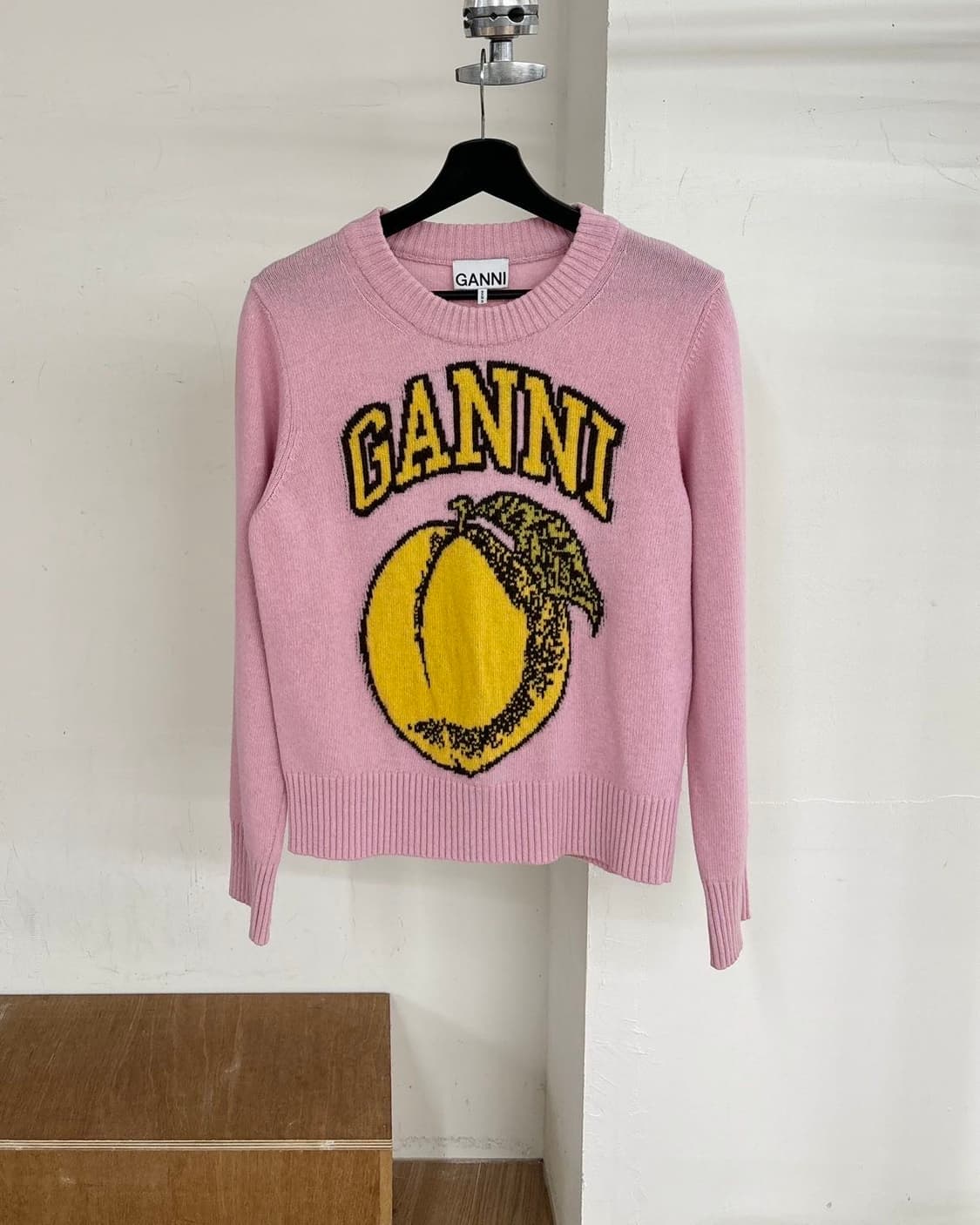 가니 그래픽 프린트 오넥 풀오버 코랄 블러쉬 니트 상품이미지1