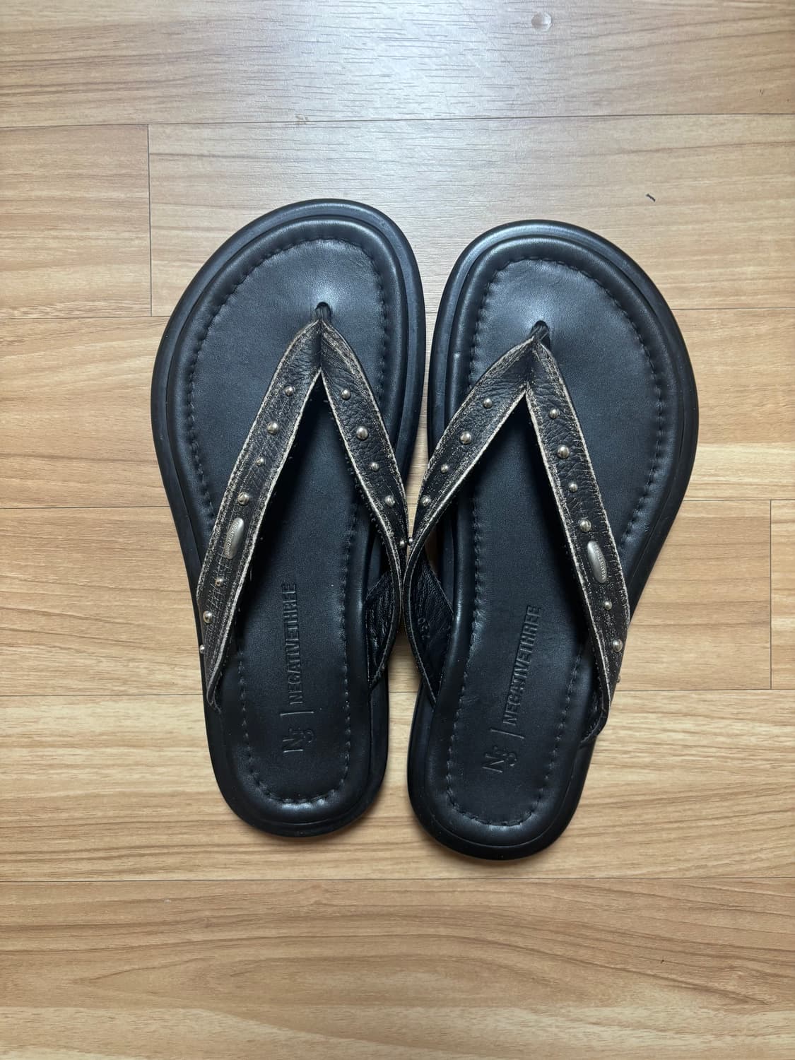 Stud cowskin flip flops_black beige 상품이미지3