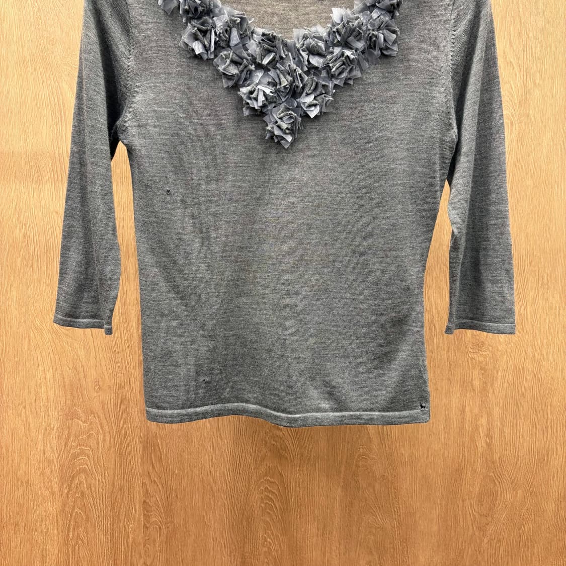 랑방 브이넥 7부 니트 플라워 아플리케 쉬폰 오간자 텍스처 디테일 그레이 상품이미지5