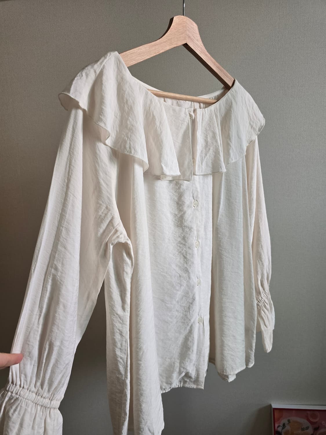 Off-White Ruffle Collar Blouse 상품이미지3