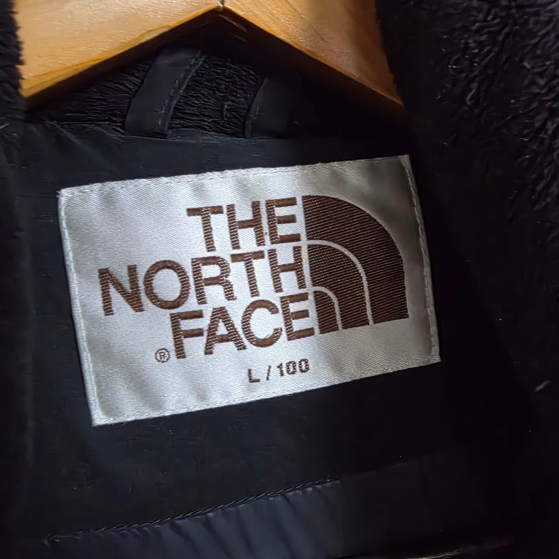 [L/100] 노스페이스 자수 로고 후드 롱패딩 블랙 (상태 우수) 상품이미지4