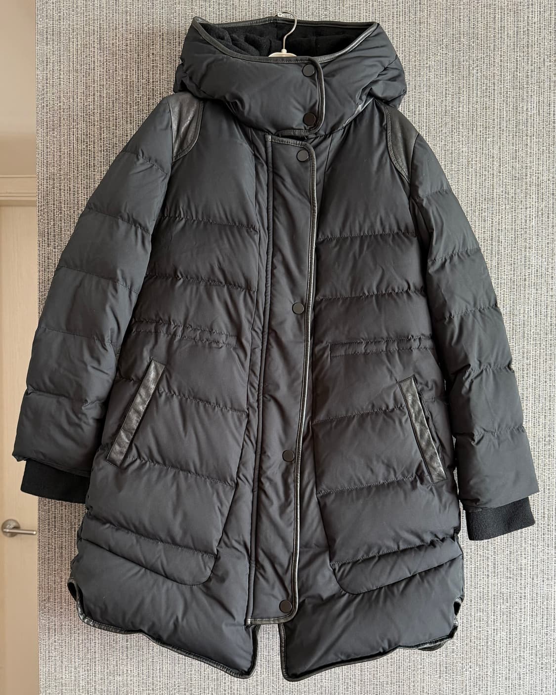 모그 MOGG 블랙 후드 구스다운 패딩 점퍼 라쿤털 탈부착 양가죽 트리밍 상품이미지3