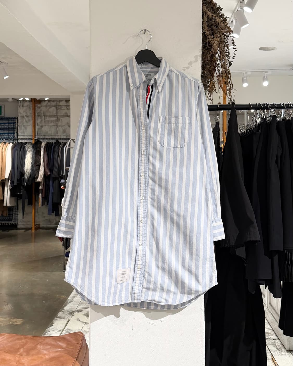 톰브라운 라이트블루 스트라이프 버튼업 포켓 셔츠 상품이미지1