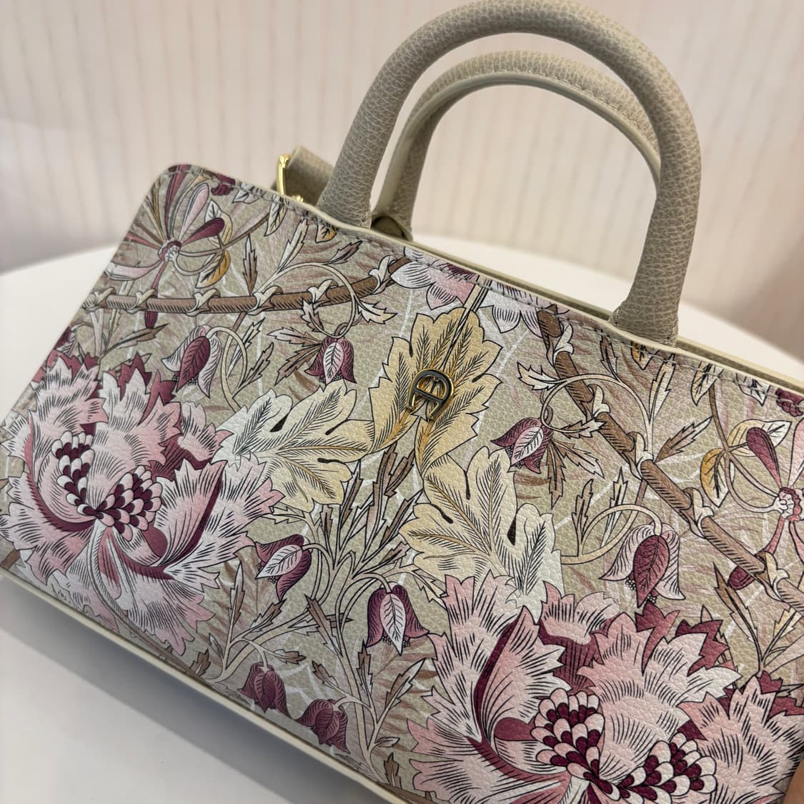 정품 아이그너 플라워 투웨이 크로스백     상품이미지4