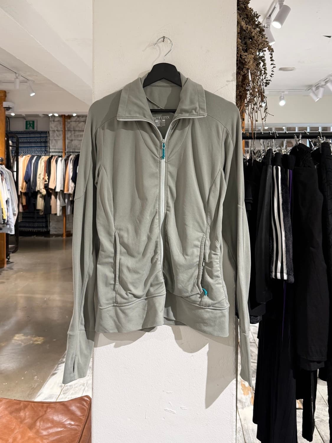 아크테릭스 라이트 카키 솔리타 자켓  상품이미지1