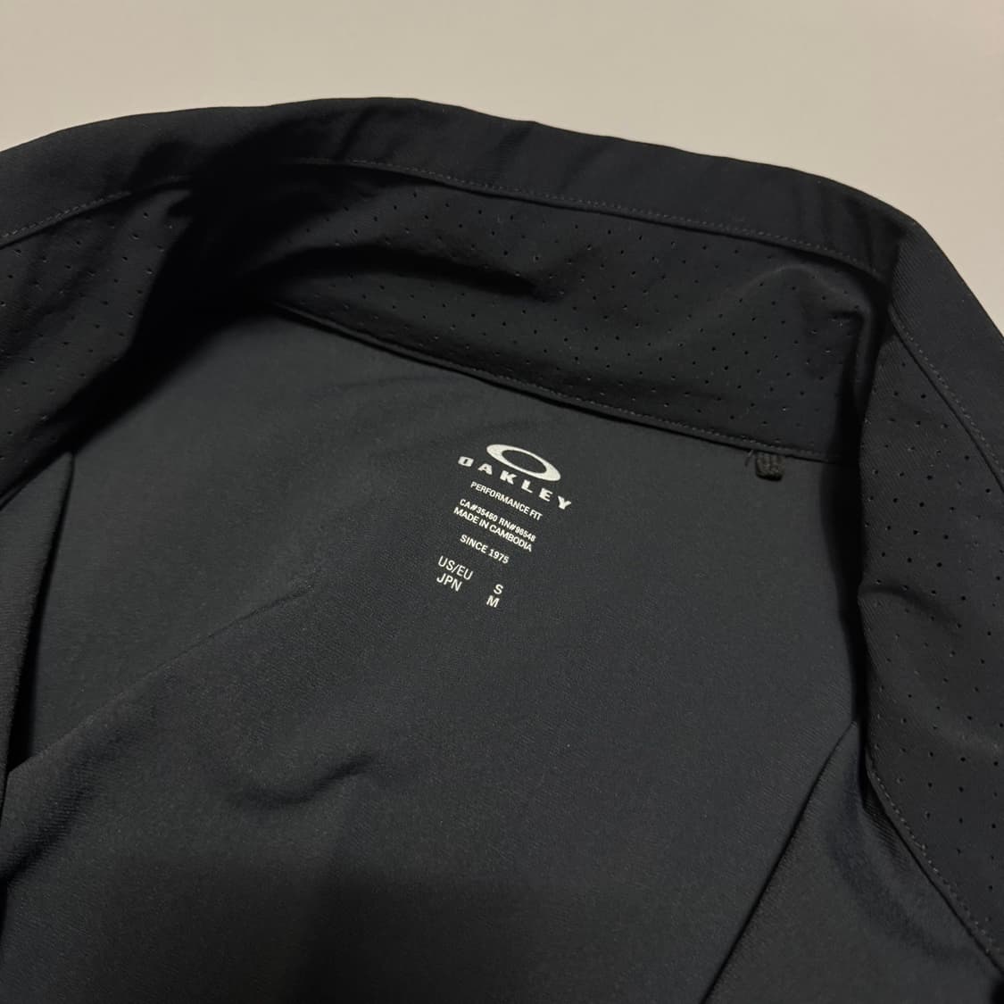 오클리(OAKLEY) 블랙 양면 서클로고 플랙스 하이넥 트레이닝 집업 상품이미지3