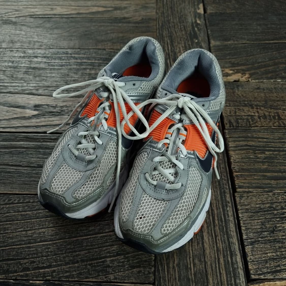 [나이키] 줌 보메로 5 퓨어 플래티넘 앤 레이저 오렌지 M18547 상품이미지1